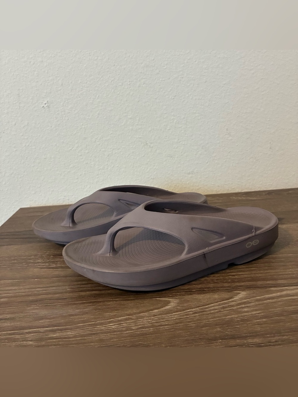 OOFOS Original Recovery Thong Sandals Flip Flops Womens 7 / Mens 5 Light Purple